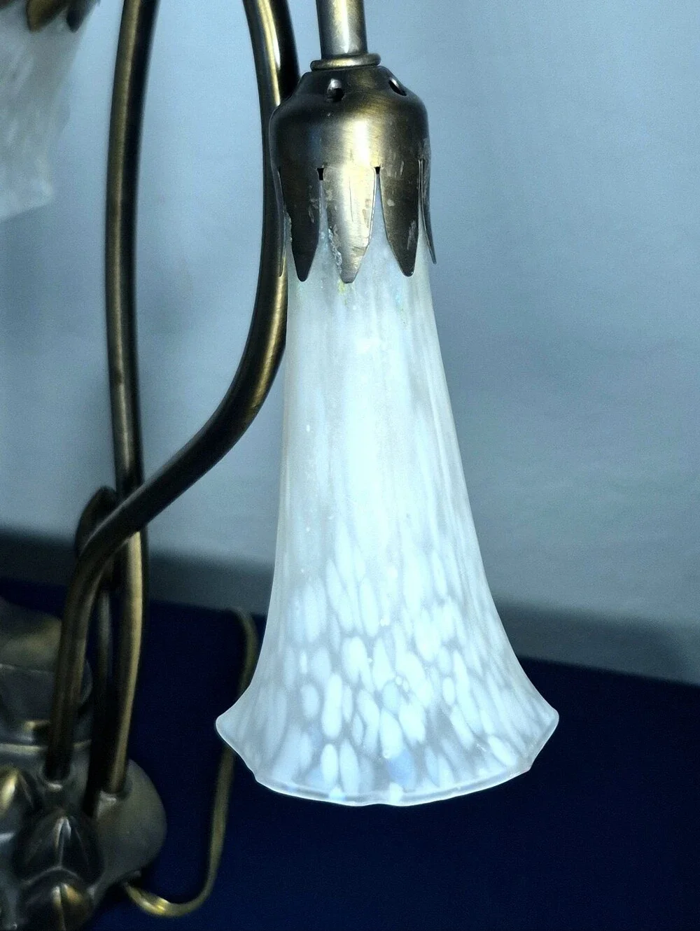 Vintage Tiffany Style 2-Light Pond Lily Table Lamp White Frosted Glass